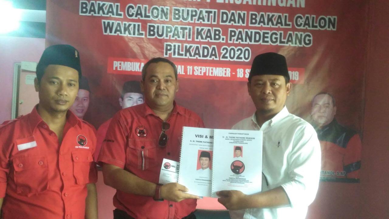 Thoni Fathoni Mukson serahkan formulir pendaftaran Balonbup Pandeglang ke PDI Perjuangan.(aep)