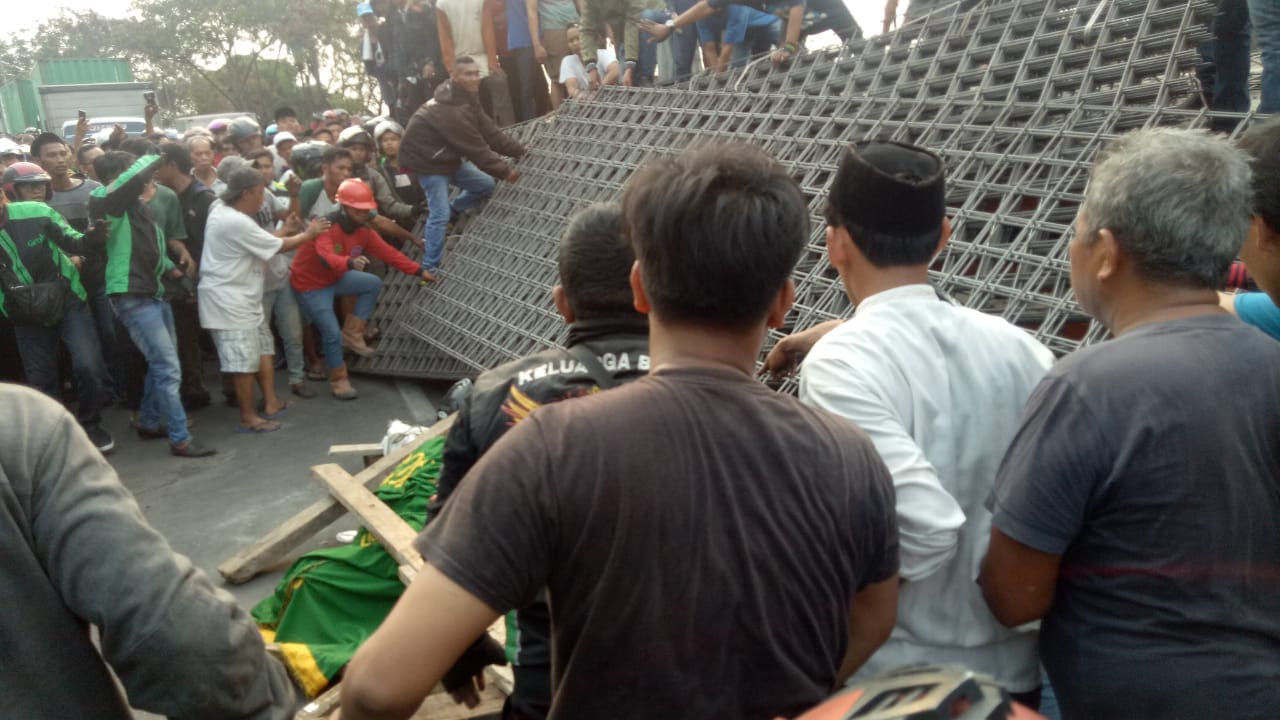 Pagar besi yang diangkut sebuah truk jatuh dan menimpa pengendara motor di Jalan Daan Mogot. Dua orang dilaporkan tewas dalam kecelakaan tersebut.(aul)