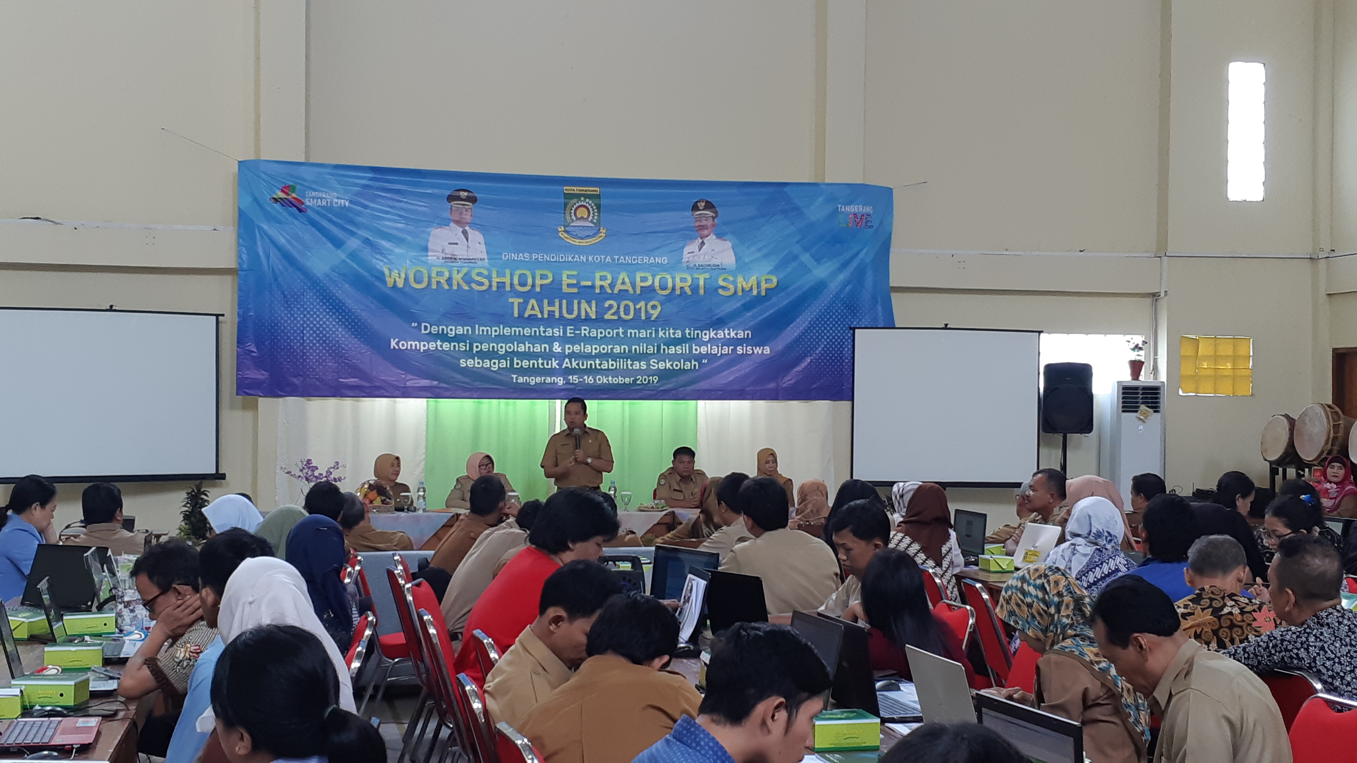 Walikota Tangerang Arief R Wismansyah didampingi Pejabat Dinas Pendidikan Kota Tangerang saat memberikan arahan workshop penerapan E-Raport (foto : ayip)