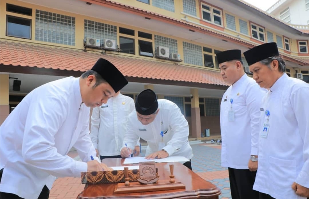 Wali Kota Tangerang Arief R. Wismansyah menandatangani berita acara pelantikan pejabat eselon II dan III.(aul)