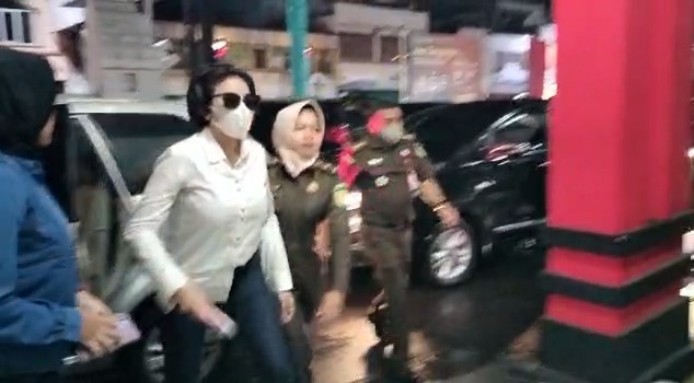 Sehari di Rutan Serang, Nikita Mulai Sholat Berjamaah Hingga Tertawa