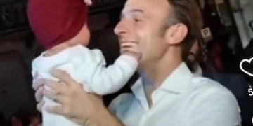 Viral Presiden Prancis Blusukan di Bali Sampai Gendong Bayi Warga