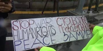 Bentangkan Poster saat Joe Biden Lewat, Emak-emak Diamankan Polisi