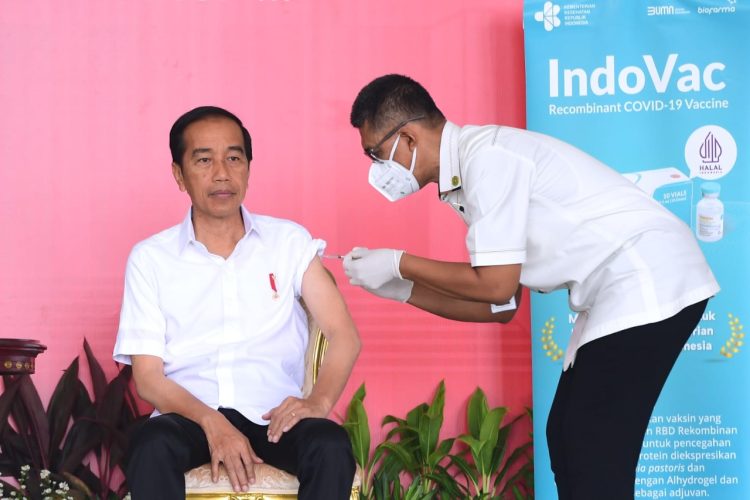 Presiden Jokowi suntik vaksin booster kedua