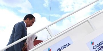 Jokowi Setia Dampingi Iriana Saat Kepleset di Tangga Pesawat