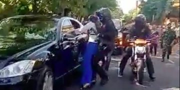 Reaksi Presiden Jokowi Saat Wanita Terobos Iring-iringan Lalu Tarik Tangannya di Bali