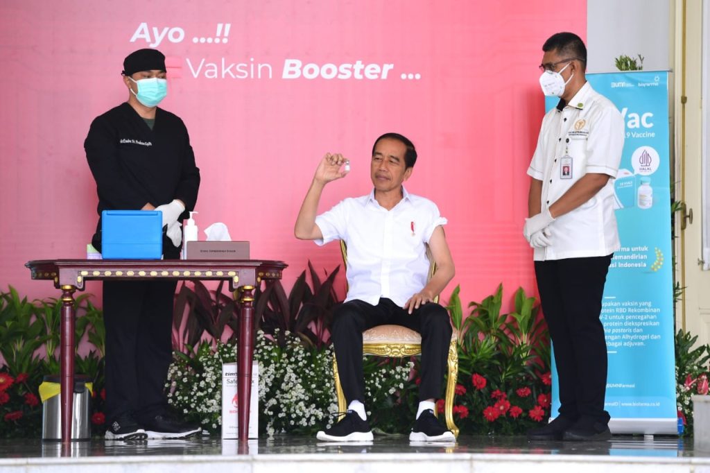Presiden Jokowi suntik vaksin booster kedua