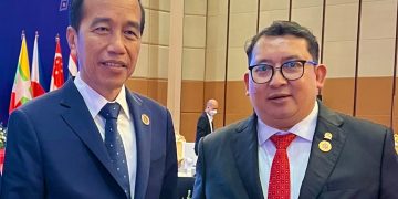 Jarang Kritik, Tiba-tiba Fadli Zon Pamer Foto Bareng Jokowi di Kamboja