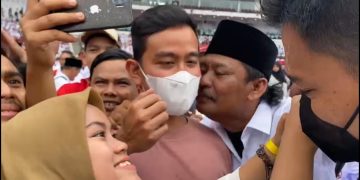 Gara-Gara Nyasar di Acara Relawan Jokowi, Gibran Dicium Pria Berkumis