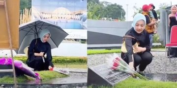 Mimpikan Emmeril, Atalia Praratya Ziarah dan Letakan Bunga Warna Merah