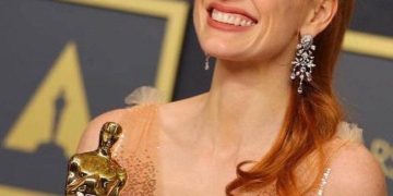 Artis Hollywood, Anne Hathaway Hadiri B20 Summit di Bali
