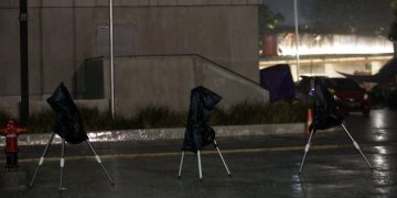 Sambangi TIM, Warga Antusias Lihat Gerhana Bulan Total