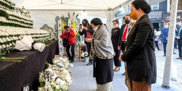 Beri Penghormatan untuk Korban Tragedi Itaewon, Puan Letakkan Karangan Bunga