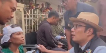 Gubernur Jawa Barat, Ridwan Kamil mendatangi korban gempa bumi di Cianjur