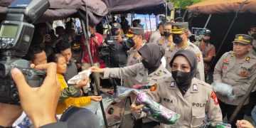 Bhayangkari Polri membagikan bantuan ke korban gempa Cianjur