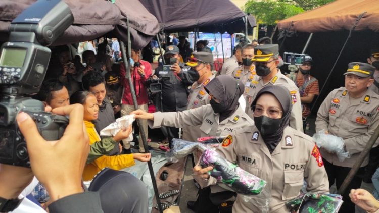 Bhayangkari Polri membagikan bantuan ke korban gempa Cianjur