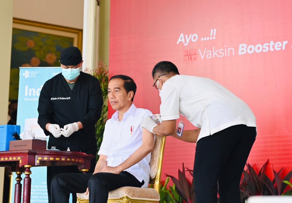 Presiden Jokowi melakukan vaksinasi booster COVID-19 ke dua