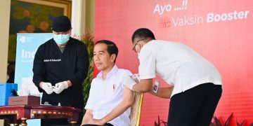 Presiden Jokowi melakukan vaksinasi booster COVID-19 ke dua
