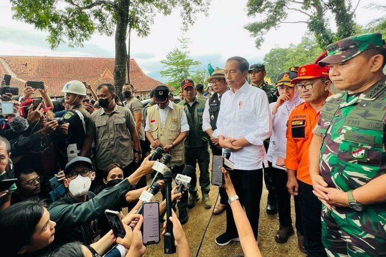 Presiden Jokowi memantau langsung pendistribusian bantuan di Cianjur