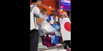 Aksi penonton Jepang mengambil sampah di stadion usai laga Jepang melawan Jerman di Piala Dunia 2022