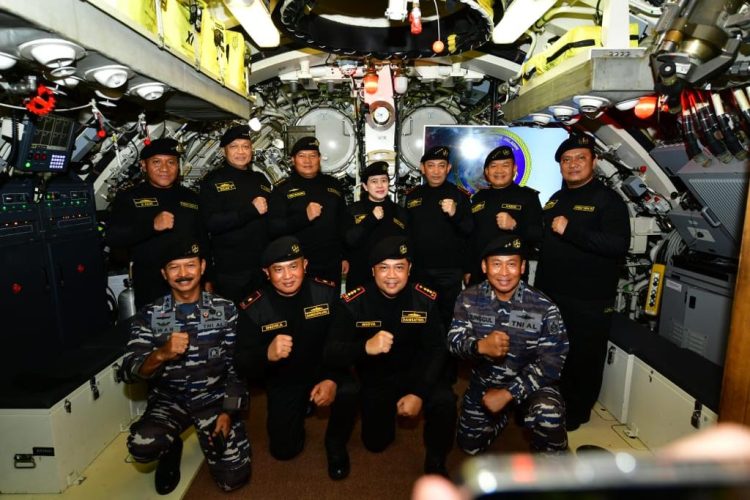 Puan Maharani bersama TNI Angkatan Laut