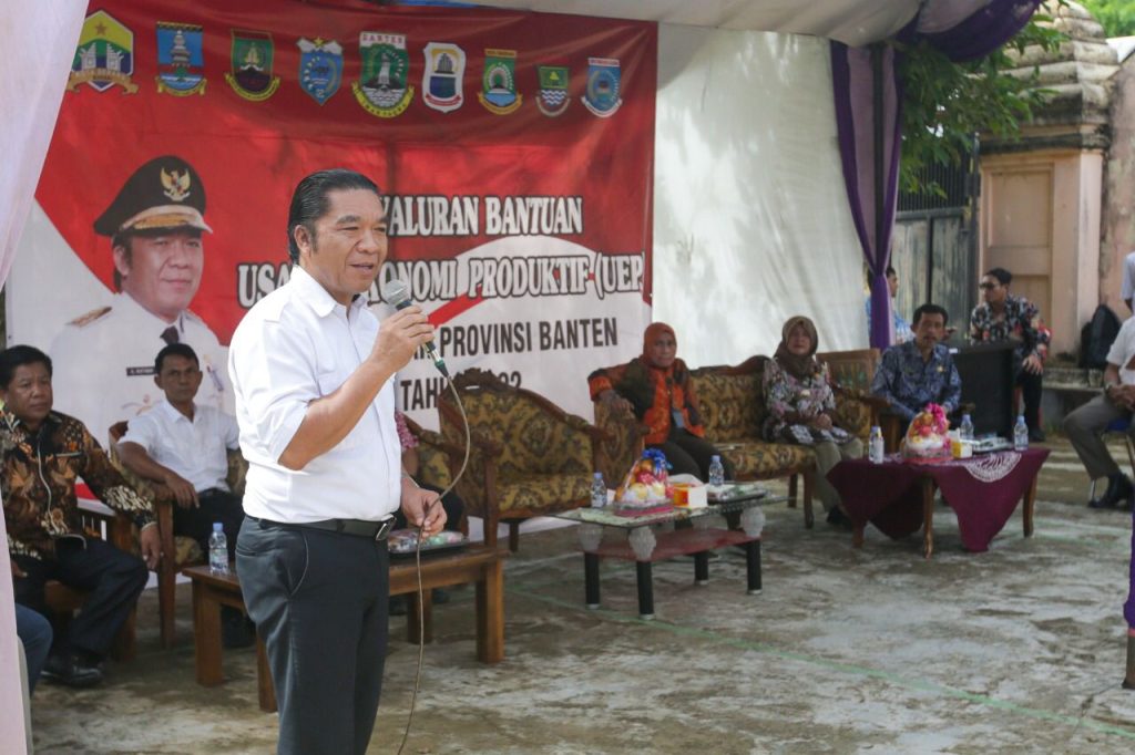 Pj Gubernur Banten, Al Muktabar saat penyaluran bantuan UEP kepada masyarakat di Kabupaten Serang. (FOTO: Biro Administrasi Pimpinan Setda Banten)