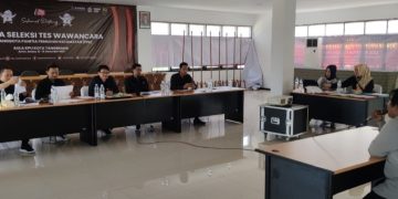 Komisioner KPU Kota Tangerang saat mewawancarai peserta calon PPK di Aula KPU. (Maya/SuaraNusantara)