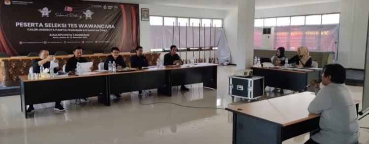 Komisioner KPU Kota Tangerang saat mewawancarai peserta calon PPK di Aula KPU. (Maya/SuaraNusantara)