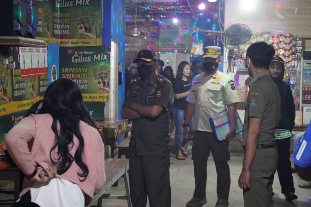 Petugas Satpol PP Kabupaten Tangerang segel warung remang-remang.