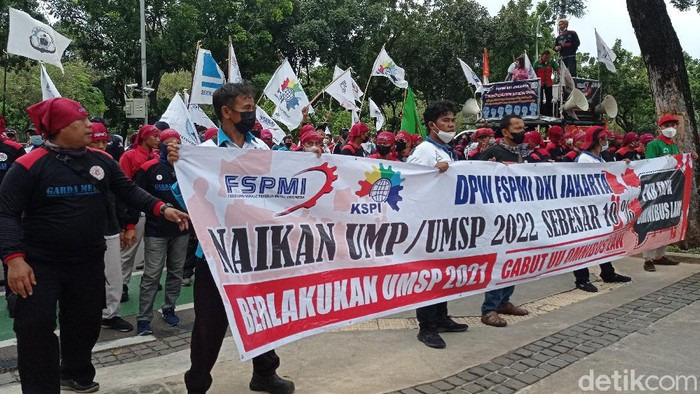 Spanduk tuntutan yang meminta Pemprov DKI menaikkan nilai UMP 2023 menjadi 10,55 persen dibentangkan didepan Balaikota DKI Jakarta . Buruh mengklaim angka kenaikkan tersebut sesuai dengan tingkat pertumbuhan ekonomi di Indonesia.