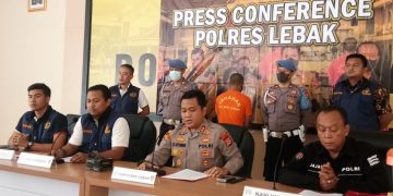 Press conference Polres Lebak terkait dugaan kasus korupsi dana bantuan korban bencana dengan tersangka mantan Kabid Linjamsos Dinsos Lebak, ET.(Def)