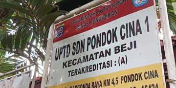 Plang tanda nama dan alamat SDN Pondok Cina 1, Depok (Youtube Radar Depok TV/Tangkapan Layar)