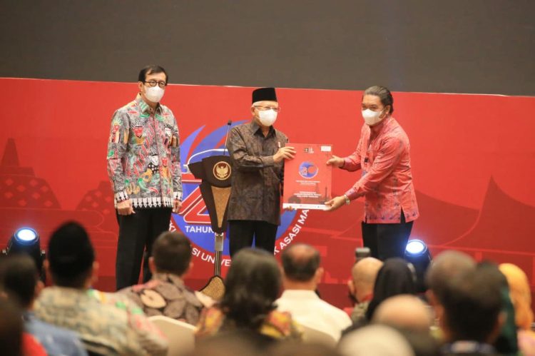 Pj Gubernur Banten, Al Muktabar, menerima penghargaan dari Kemenkumham yang diserahkan Wapres KH. Ma'aruf Amin.(ist)