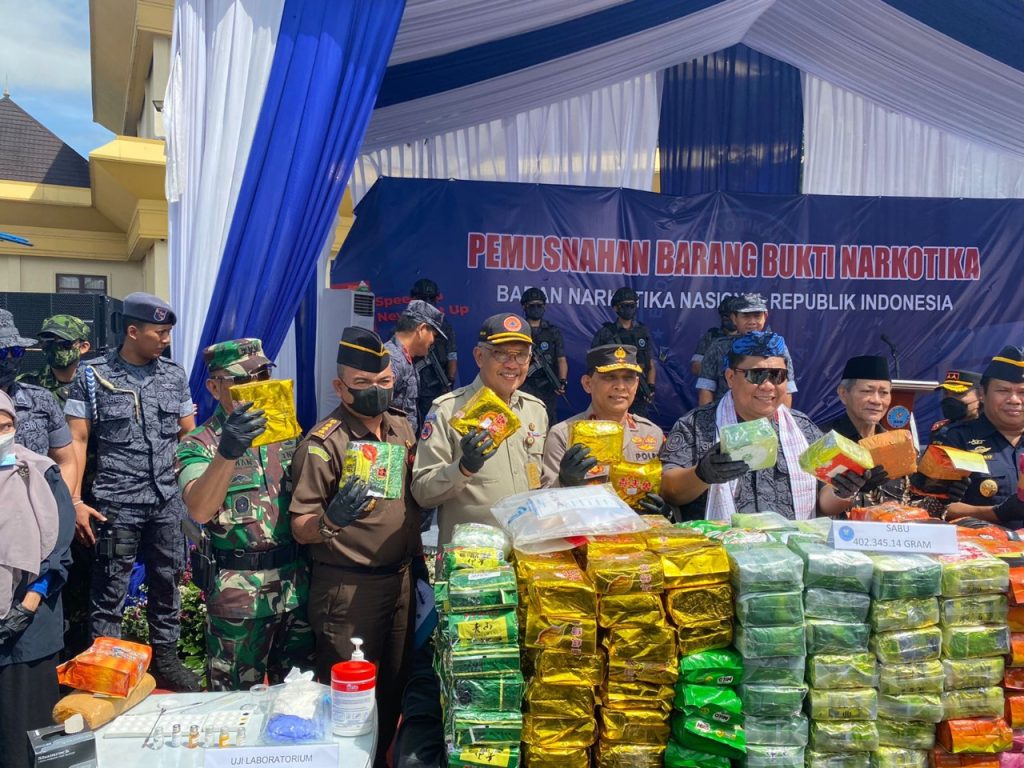 BNN memusnahkan barang bukti narkotika berupa sabu, ganja dan ekstasi. Pemusanahan di Lapangan Apel Setda Provinsi Banten merupakan pemusnahan ke-6 sepanjang tahun 2022.(FOTO: Humas Polda Banten)