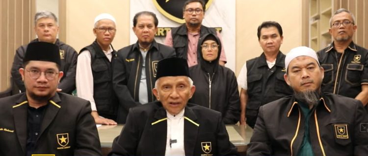 Amien Rais beserta jajaran anggota Partai Ummat (Youtube Partai Ummat Official/Tangkapan Layar)