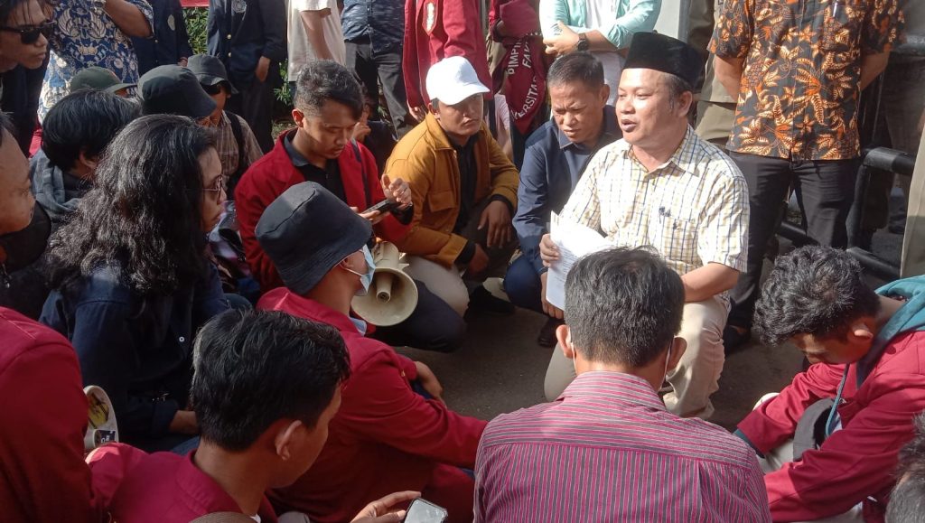 Mahasiswa melakukan aksi penolakan KUHP (Maya)