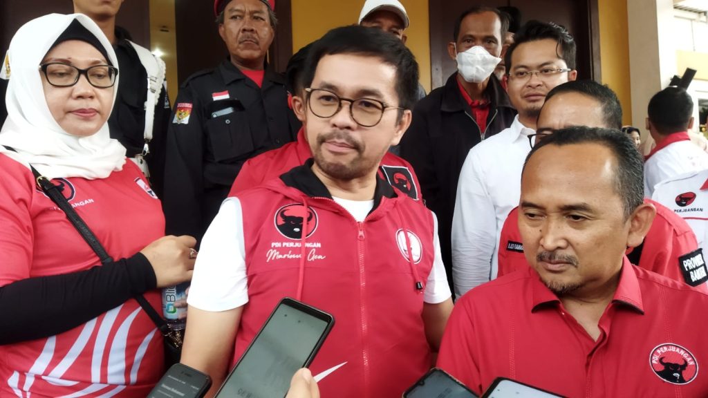 Marinus Gea saat diwawancarai oleh wartawan (Maya/Suara Nusantara)