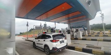 Kendaraan melewati Gerbang Tol Rangkaasbitung. Diprediksi volume kendaraan di Tol Serang-Panimbang akan meningkat hingga 30 persen saat Nataru.(Def)