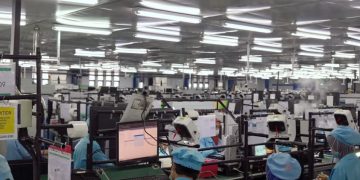 suasana pabrik produksi Oppo (Youtube GadgetIn/Tangkapan Layar)