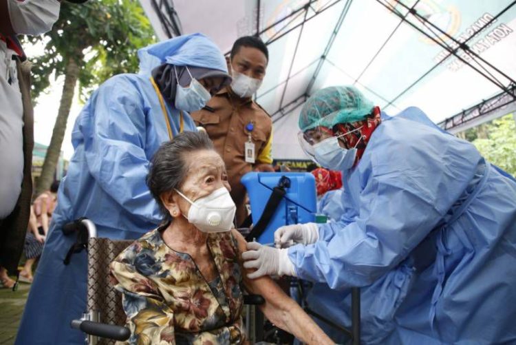 Pelaksanaan Vaksinasi Booster untuk Lansia di salah satu Faskes di Kota Tangerang