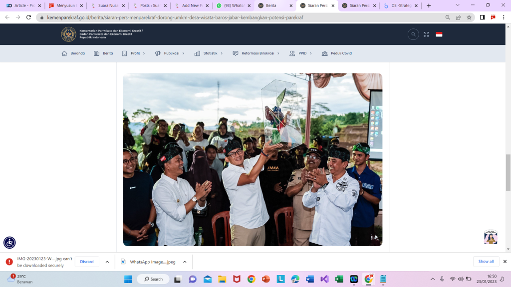 Sandiaga Uno saat kunjungan di Desa Wisata Baros (https://kemenparekraf.go.id)