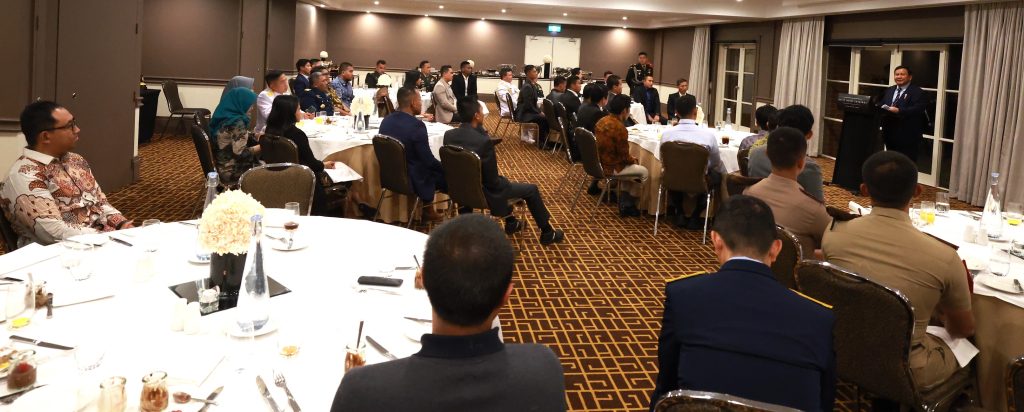Prabowo Subianto bersama mahasiswa Indonesia di Canberra,Australia (Dok. FB Prabowo Subianto)
