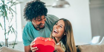 Tak Hanya Cokelat, 5 Ide Kado Valentine Berkesan Dan Romantis Untuk Pasangan