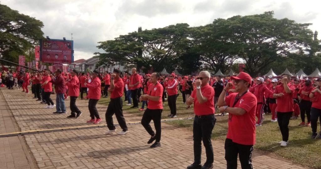 Pengurus DPP, DPD dan DPC bersama kader dan simpatisan PDIP mengikuti senam cinta tanah air (Suaranusantara/Def)