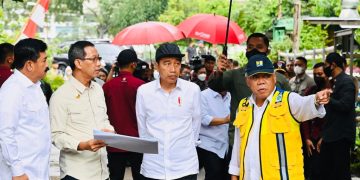 Presiden Jokowi saat meninjau pengerjaan normalisasi Kali Ciliwung, di Jalan Inspeksi Ciliwung, Jakarta Selatan, Jakarta, Selasa (21/02/2023) pagi. (Foto: Laily Rachev/Setkab)