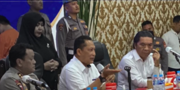 Konferensi perss saat pelaku pengoplosan beras ditangkap polisi (Dok. Fb Humas Polri/tangkapan layar)