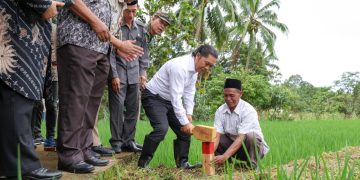 Pj Gubernur Banten, Al Muktabar mengajak masyarakat untuk punya kesadaran menetapkan batas-batas lahan milikya. Hal itu dikatakan Al Muktabar saat menghadiri Gemapatas, di Ciomas, Serang.(ist)