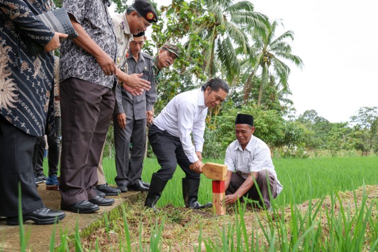 Pj Gubernur Banten, Al Muktabar mengajak masyarakat untuk punya kesadaran menetapkan batas-batas lahan milikya. Hal itu dikatakan Al Muktabar saat menghadiri Gemapatas, di Ciomas, Serang.(ist)