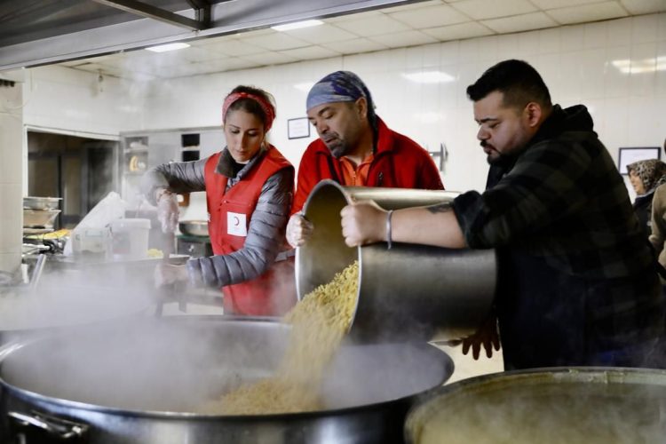 Foto : Relawan PMI membantu korban gempa di Turki (Ist)