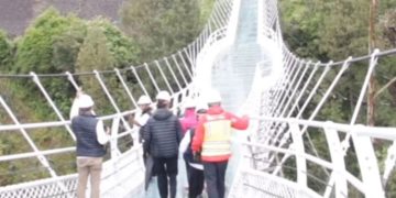 Foto : Gubernur meninjau jembatan kaca (Tangkapan layar instagram Undercover.id)